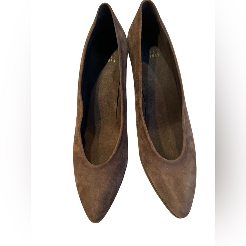 Stuart Weitzmanβ brown suede pumps in size 8N.